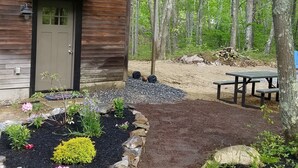 Eine rustikale Holzhütte mit Veranda und einer Holzterrasse.