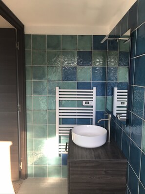 Shower, hair dryer, towels - Casa sant'Anna - In the heart of old Sartène - views over the valley to the sea (Sartène)