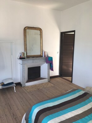 1 habitación, tabla de planchar con plancha, wifi y ropa de cama 