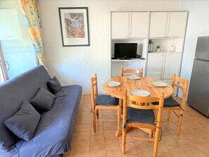 TV - Studio cabin 200m from the beach, pets allowed, near shops (Argelès-sur-Mer)