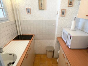 Fridge, microwave, coffee/tea maker - Studio cabin 200m from the beach, pets allowed, near shops (Argelès-sur-Mer)