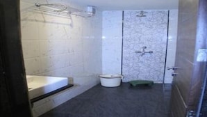 Shower, rainfall showerhead, free toiletries, towels - Hotel Brij Palace (Bhopal)
