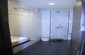 Douche, douche à « effet pluie », articles de toilette gratuits