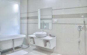 Articles de toilette (gratuits), pantoufles, serviettes fournies