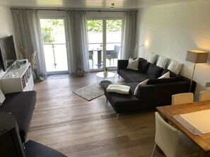 Smart-TV, Kamin, DVD-Player, Bücher