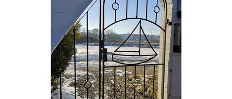 المنطقة المحيطة بالمنشأة