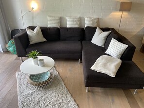 Smart-TV, Kamin, DVD-Player, Bücher