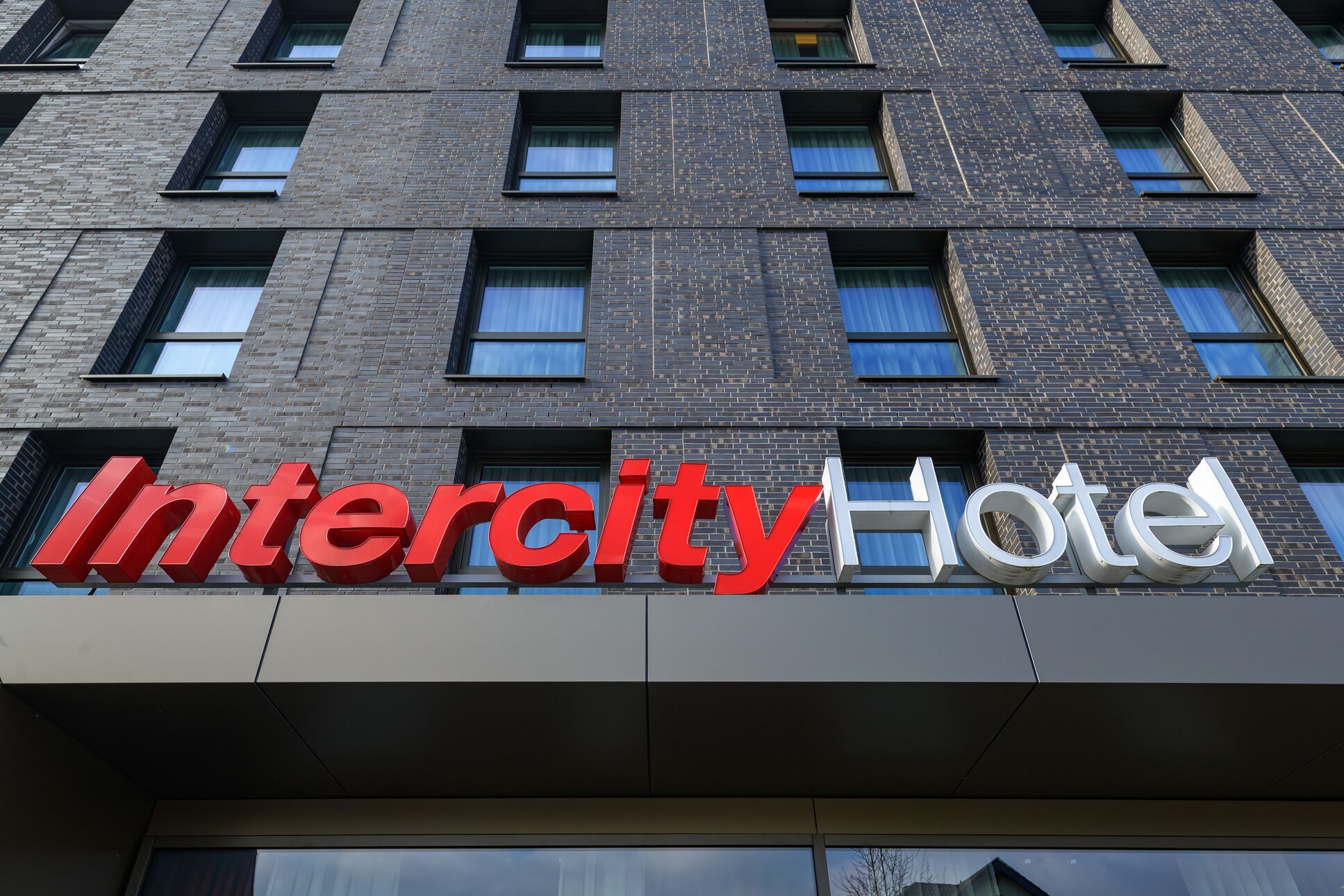 Un edificio con un letrero que dice "Intercity Hotel".