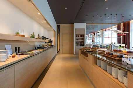 Tägliches Frühstücksbuffet gegen Gebühr. IntercityHotel Herford