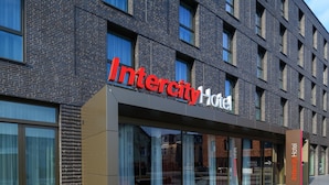 Een modern gebouw met een bord waarop 'Intercity Hotel' staat.
