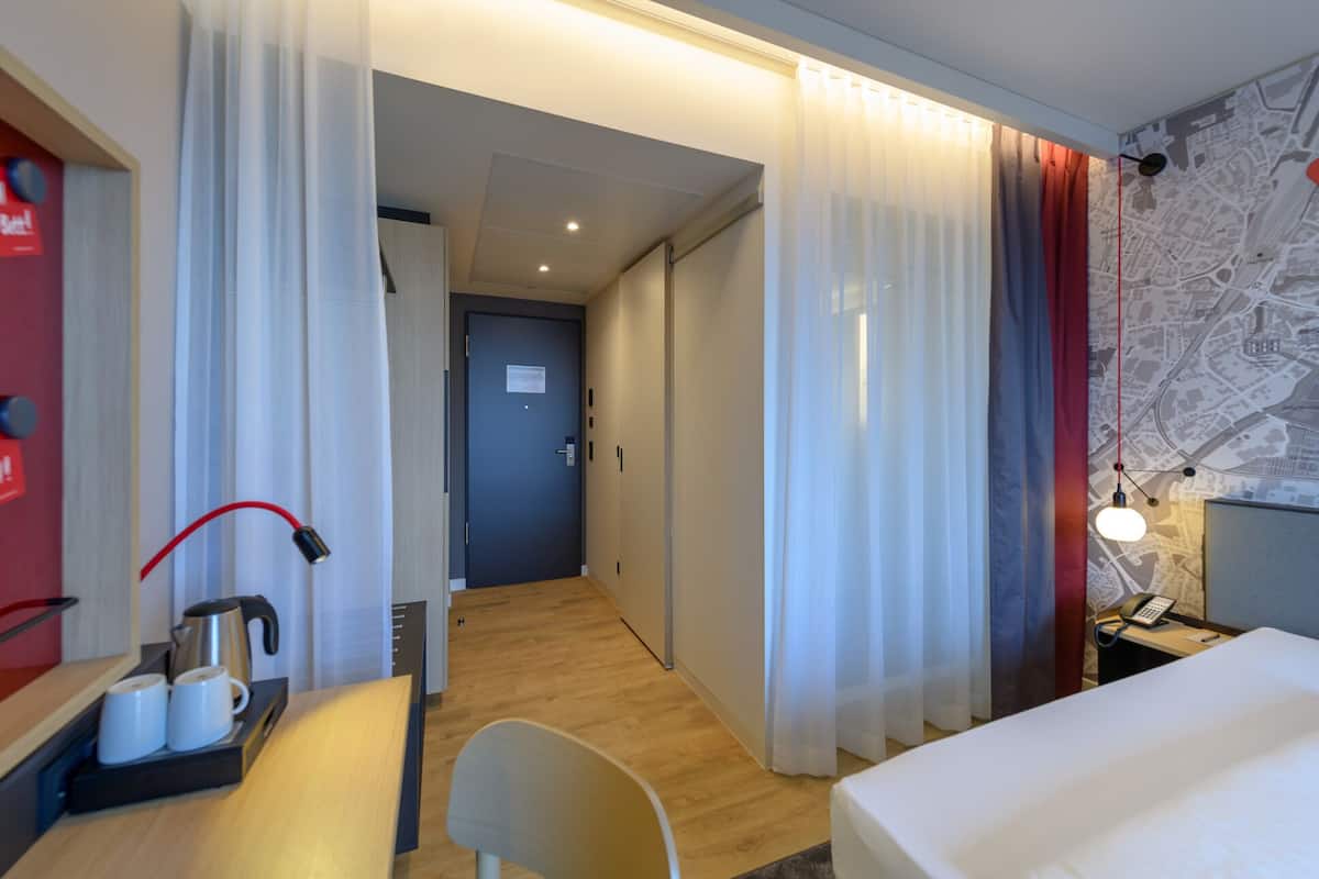 1 bedroom, hypo-allergenic bedding, in-room safe, desk