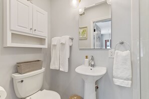 Regadera, secadora de cabello, toallas 