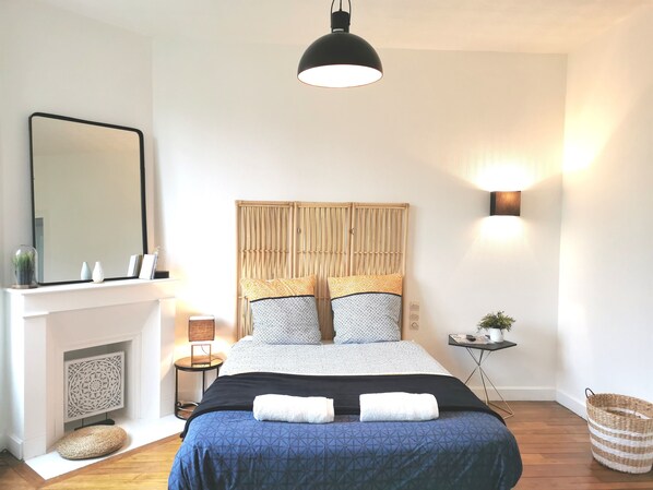 3 عدّة غرف نوم ومكواة/لوح كي وواي فاي وملاءات أسرّة