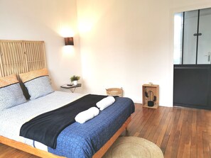 3 habitaciones, tabla de planchar con plancha, wifi y ropa de cama 