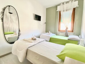 3 camere, una scrivania, ferro/asse da stiro, Wi-Fi gratuito