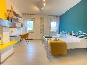 3 camere, una scrivania, ferro/asse da stiro, Wi-Fi gratuito