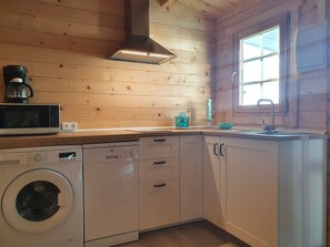 Réfrigérateur, micro-ondes, plaque de cuisson, lave-vaisselle