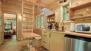 Mikrobølgeovn, kaffetrakter/tekoker og kjøkkenutstyr