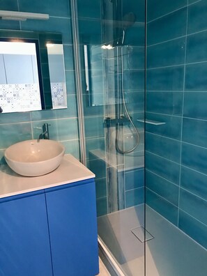 Shower, hair dryer - Sea view Clim, wifi, 5 mn from the beach, classified 2 ⭐️piscine, parking (La Grande-Motte)