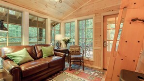 Televisión y oficina 