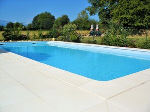 Outdoor pool - Gite Montaigu  with large pool and stunning mountain views. Sleeps up to 4 (Cieutat)