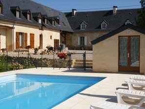 Una piscina al aire libre