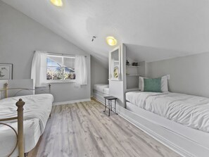Condo, 3 Bedrooms | 3 bedrooms, laptop workspace, iron/ironing board, free WiFi