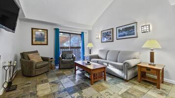 Condo, 3 Bedrooms | Property grounds