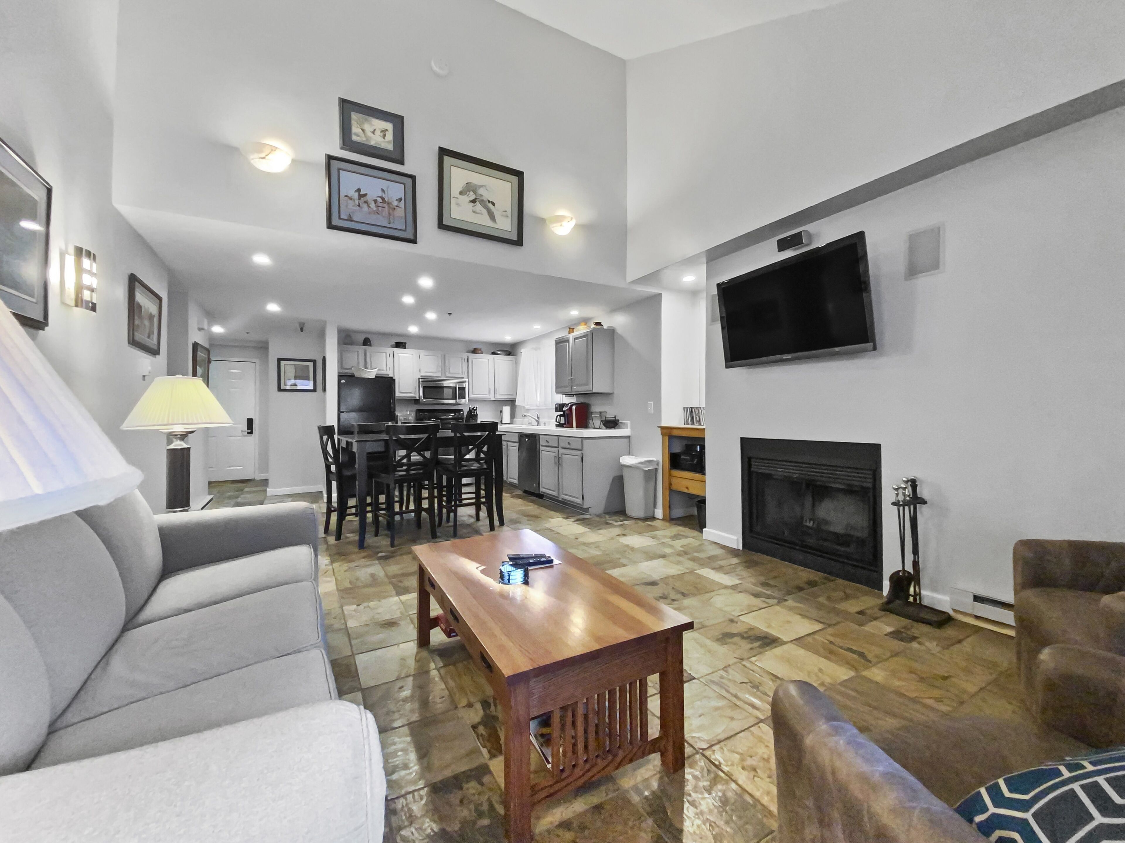 Condo, 3 phòng ngủ | Khu phòng khách | Smart TV 