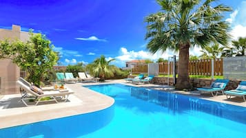 Una piscina al aire libre, una piscina climatizada