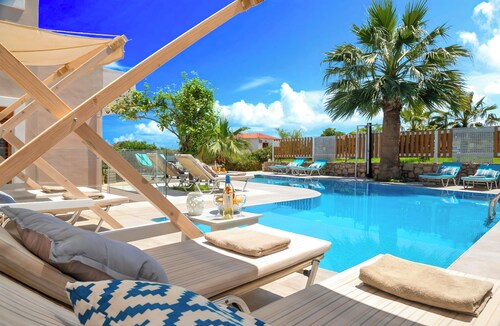 Island Suites Villa Private Heated Swimming Pool