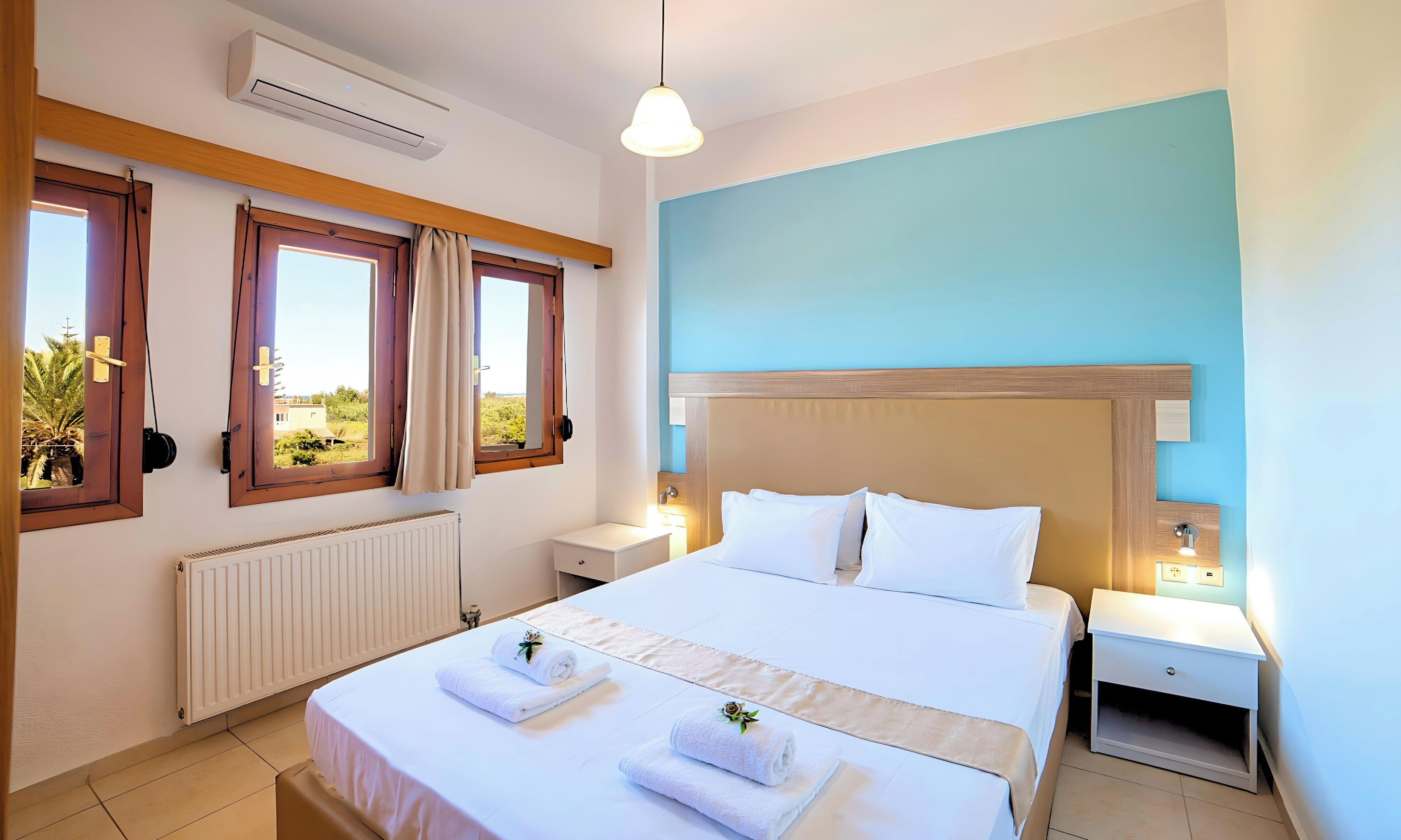 10 Schlafzimmer, Zimmersafe, Schreibtisch, Bügeleisen/Bügelbrett