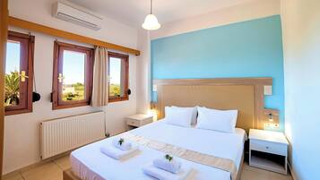 10 Schlafzimmer, Zimmersafe, Schreibtisch, Bügeleisen/Bügelbrett