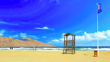 Playa en los alrededores y toallas de playa