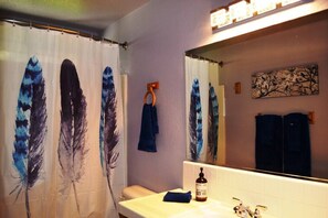 バスアメニティ (無料)、ヘアドライヤー、スリッパ、タオル