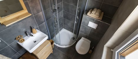 Douche, sèche-cheveux, serviettes fournies, savon