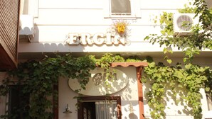 A building with the sign "ERGIN" and a sign above the door that reads "BAR". - Ergin Butik Otel (Bozcaada)