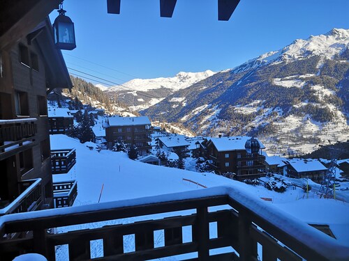 Ski-in-ski-out apartment with balcony. Exceptional mountain views