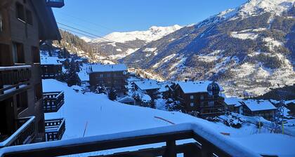 Ski-in-ski-out apartment with balcony. Exceptional mountain views