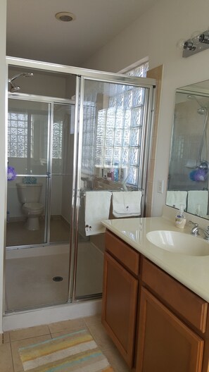 Ensemble douche/baignoire, sèche-cheveux, serviettes fournies, savon