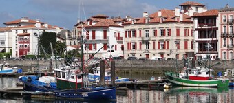 Studio near the center, port and beach in residence with elevator