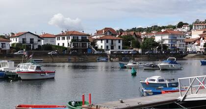 Studio near the center, port and beach in residence with elevator