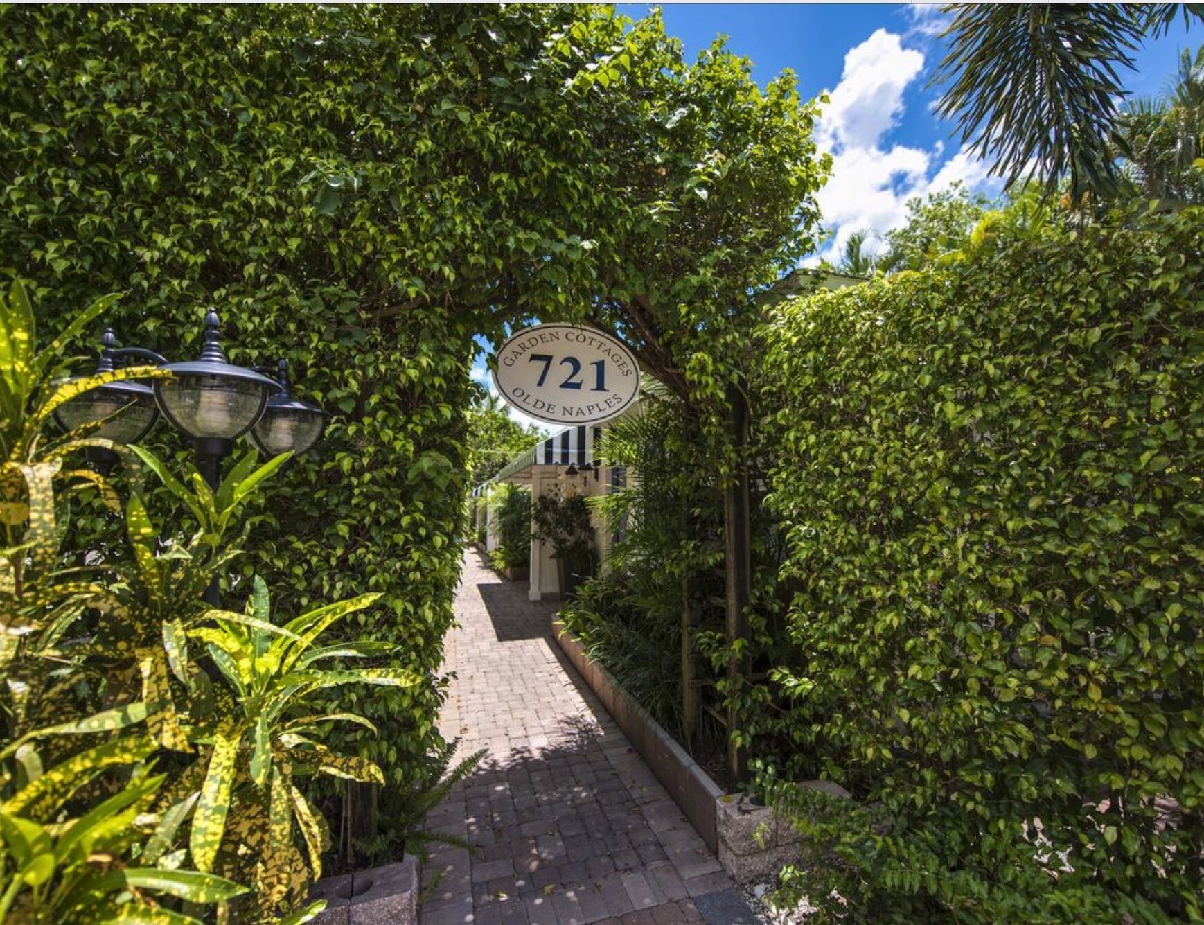 Newly renovated bungalow in of Old Naples~Walk to 5th Avenue, the park & more