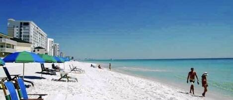 Perto da praia, espreguiçadeiras, toalhas de praia