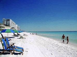 Nära stranden, solstolar och strandhanddukar