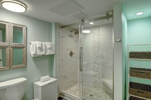 Bathtub, hair dryer, towels - Escape to Mayan Princess 213 Beachfront Getaway! (Port Aransas)