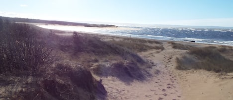 Una spiaggia nelle vicinanze