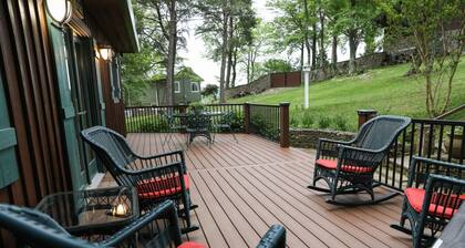 Fern Cottage - where elegance meets the mountain, by Buffalo Mountain Getaway