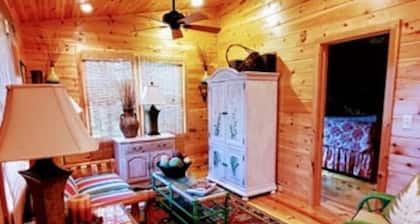 Fern Cottage - where elegance meets the mountain, by Buffalo Mountain Getaway