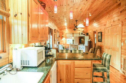 Fern Cottage - where elegance meets the mountain, by Buffalo Mountain Getaway